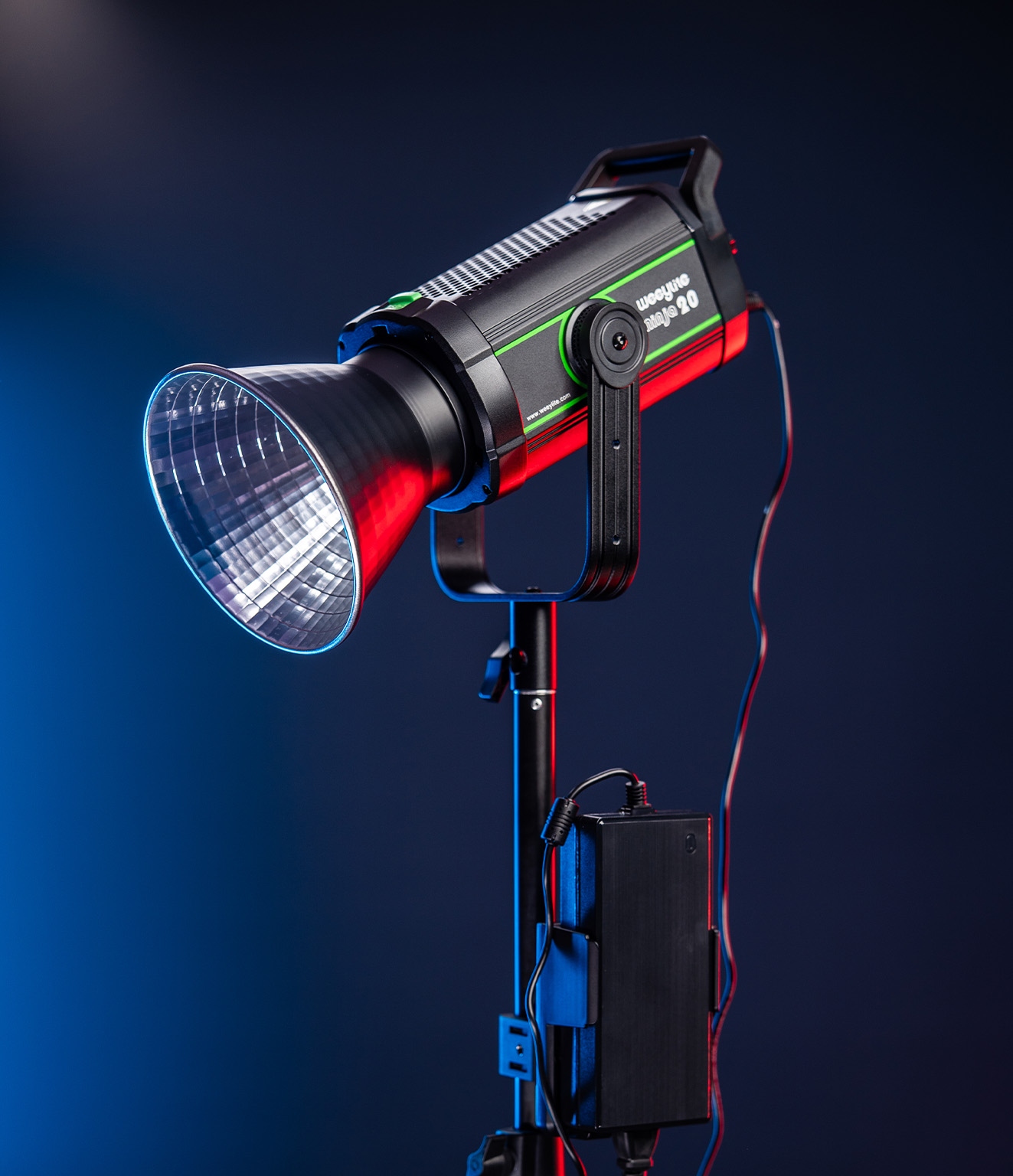 Viltrox Weeylite Ninja 20B na statíve s pripevneným napájacím adaptérom
