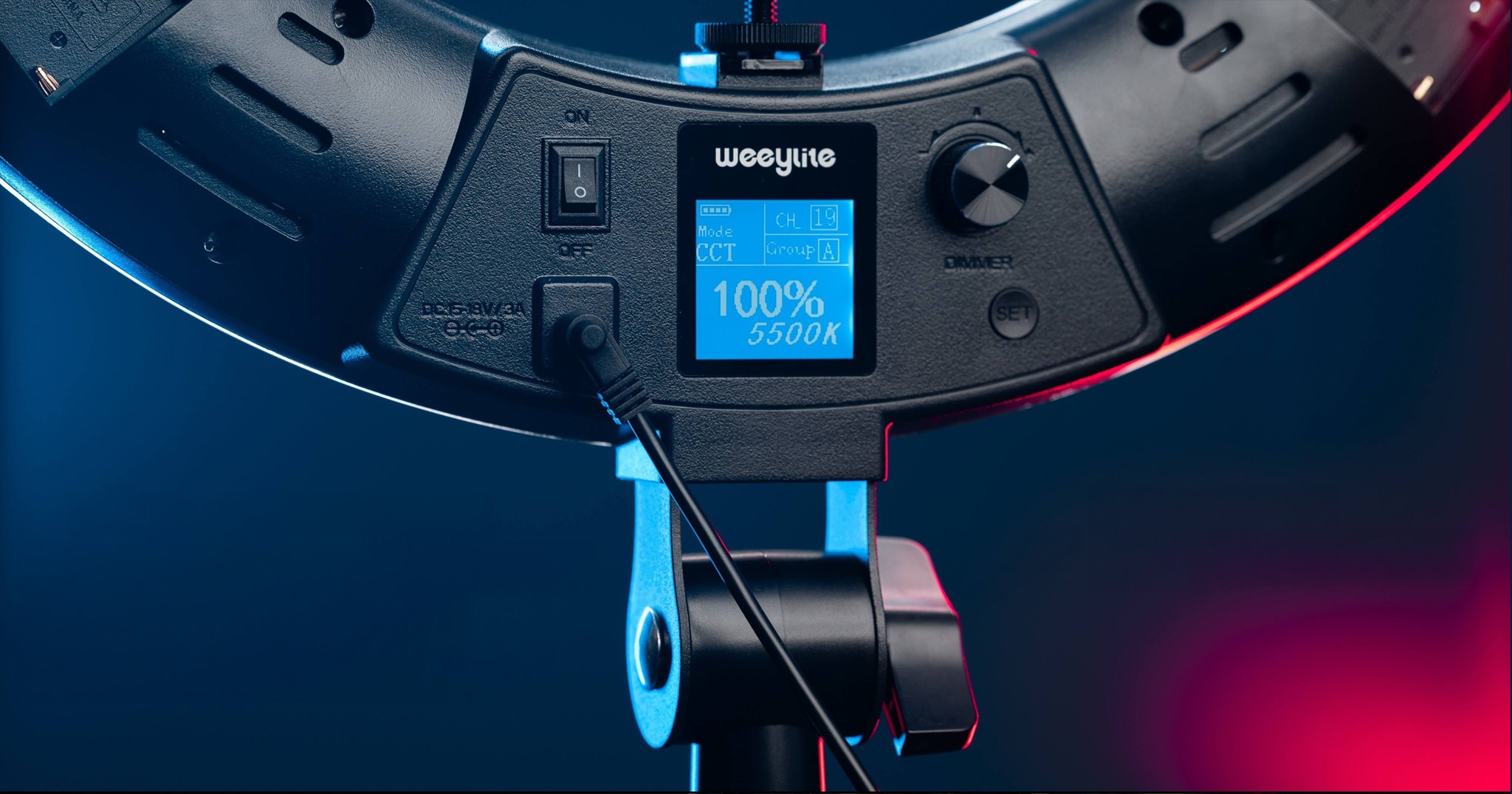 Detail von LCD, Drehregler und Neigegelenk der Weeylite WE-10S