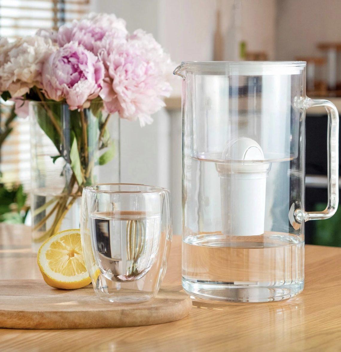 Proč používat filtrační konvici? Benefity, které lidé často podceňují