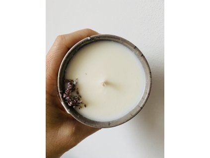 Sójová svíčka Uvolnění v kropenatém keramickém kalíšku