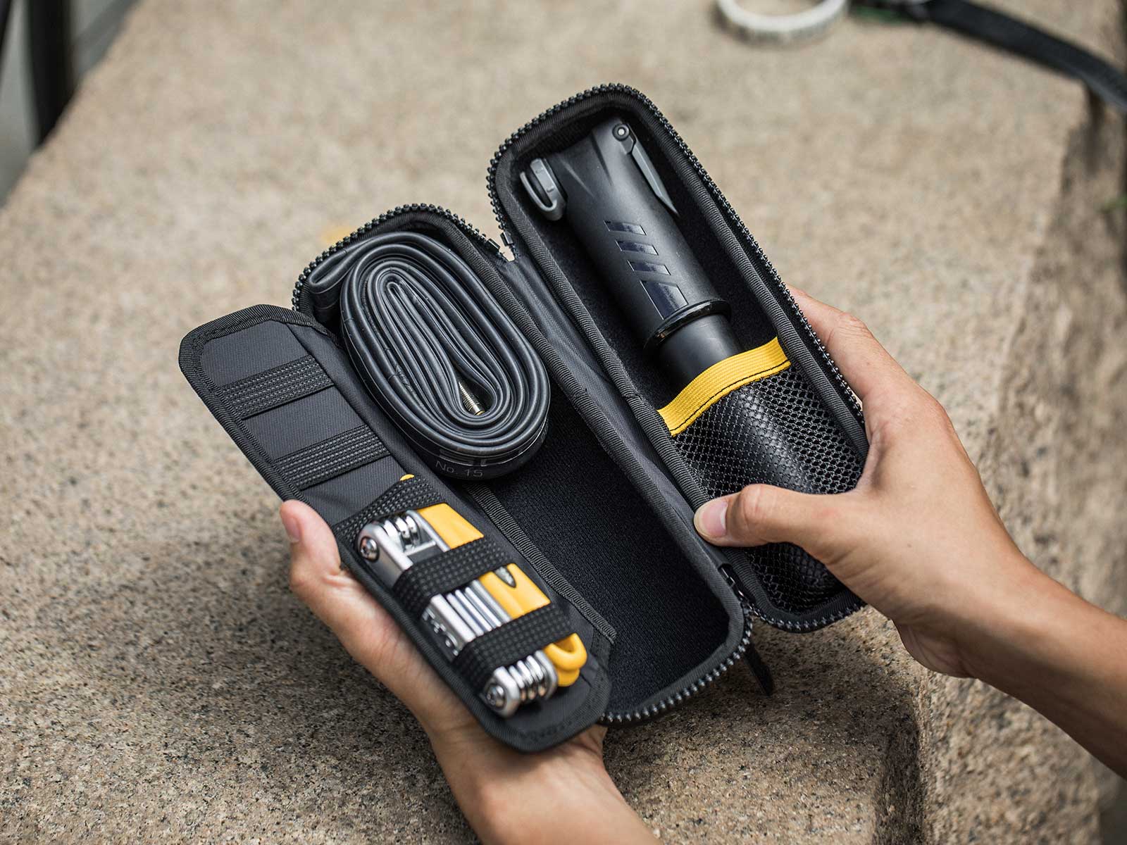 Otevřené pouzdro Topeak CagePack XL s duší, pumpičkou a nářadím
