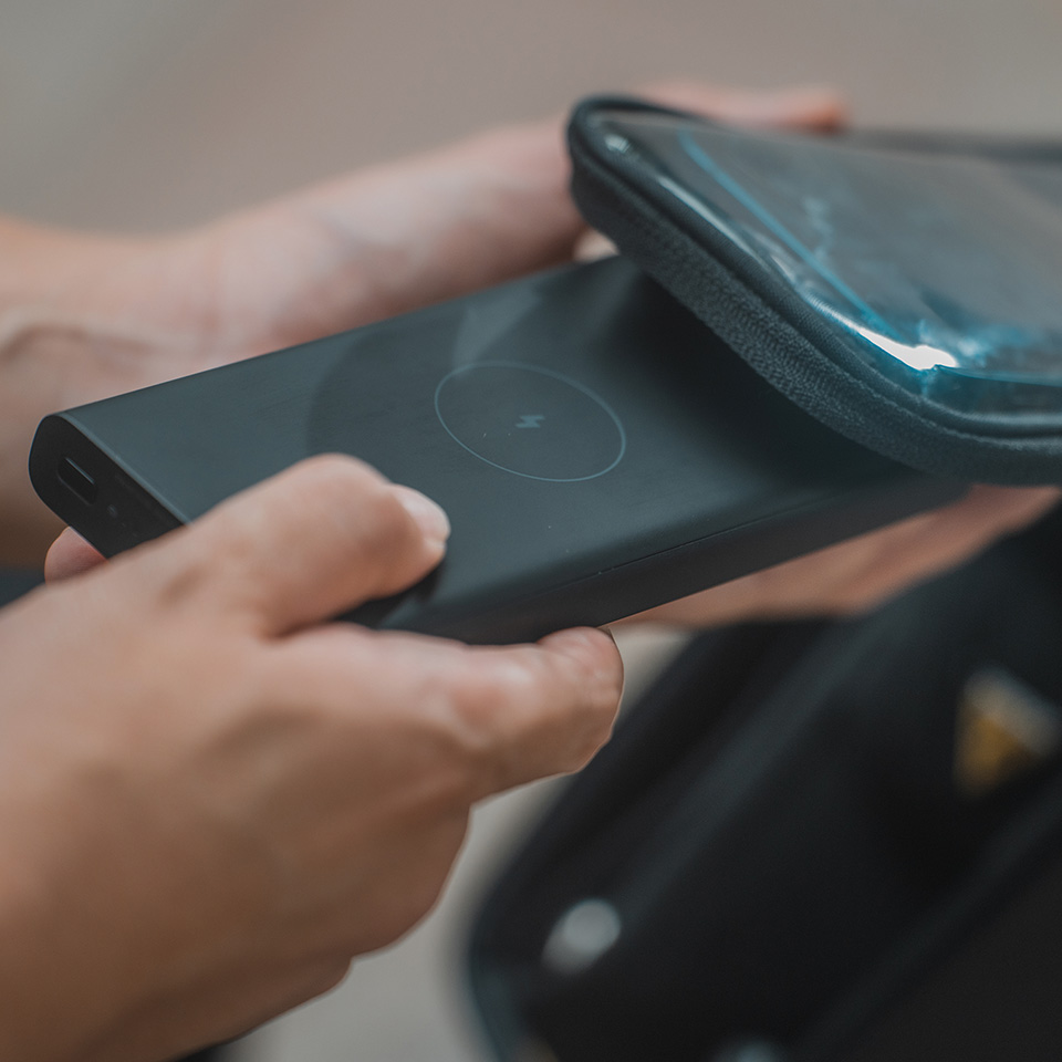 Vkládání powerbanky s bezdrátovým nabíjením do kapsy na telefon v brašně Topeak Bento Pack