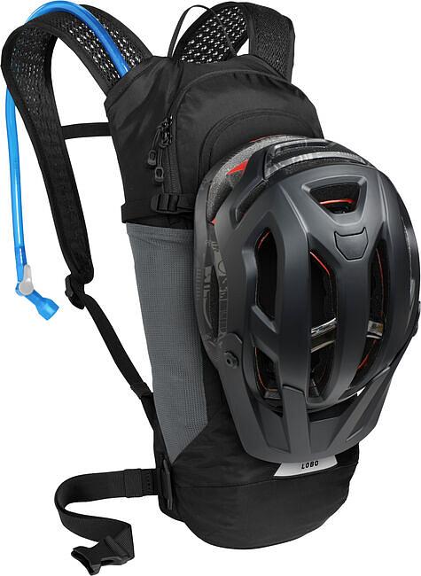 Přilba připevněná na batohu CamelBak Lobo 9