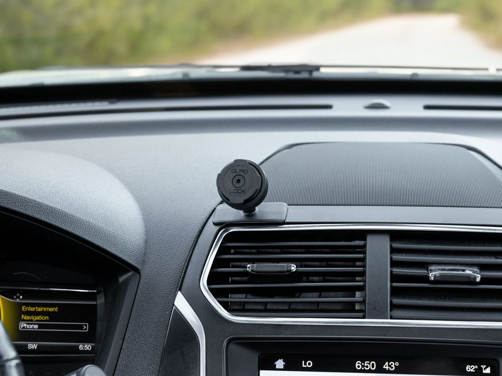 Lepicí držák Quad Lock Adhesive Dash/Console Mount bez telefonu, nalepený uprostřed palubní desky nad větracími mřížkami