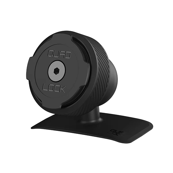 Lepicí držák Quad Lock Adhesive Dash/Console Mount na bílém pozadí: hlavice na kulovém kloubu a tenká lepicí základna