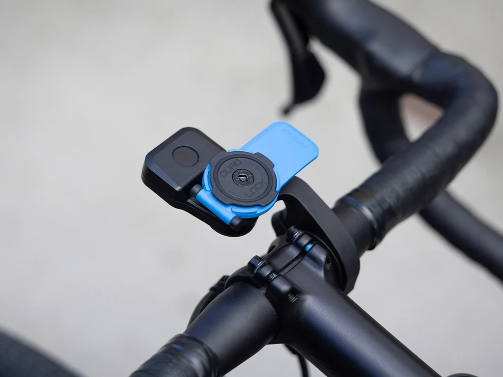 Alarm Quad Lock Bike Alarm and Finder pod držákem Out Front Mount s modrou páčkou (prodává se zvlášť) na silničních řídítkách