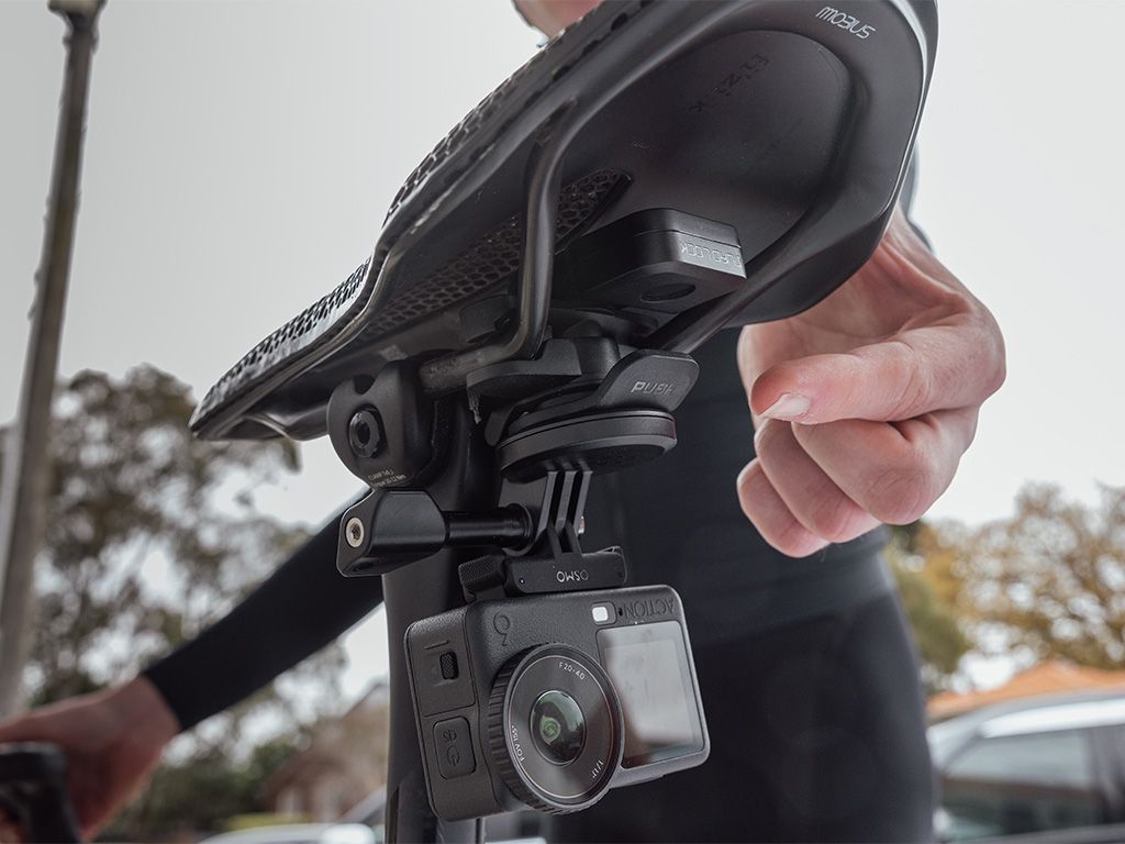 Akční kamera pod sedlem na adaptéru Quad Lock Saddle Rail Adaptor s alarmem Bike Alarm and Finder, hlavicí Short Lever a adaptérem na kameru (kamera, alarm, hlavice i adaptér na kameru se prodávají zvlášť)