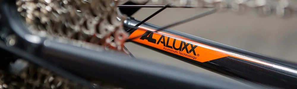 Logo ALUXX Aluminum Technology na hliníkové rámové trubce, ilustrační fotografie technologie Giant