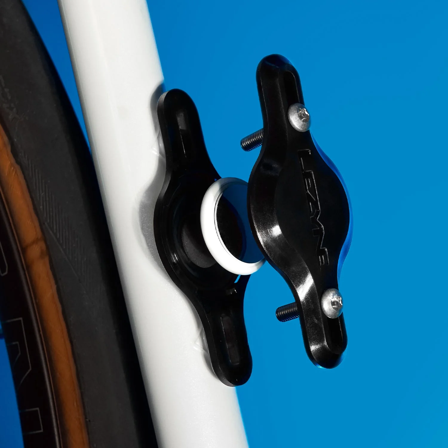 Držák na AirTag Lezyne Matrix Bike Tagger pod košíkem na rámu