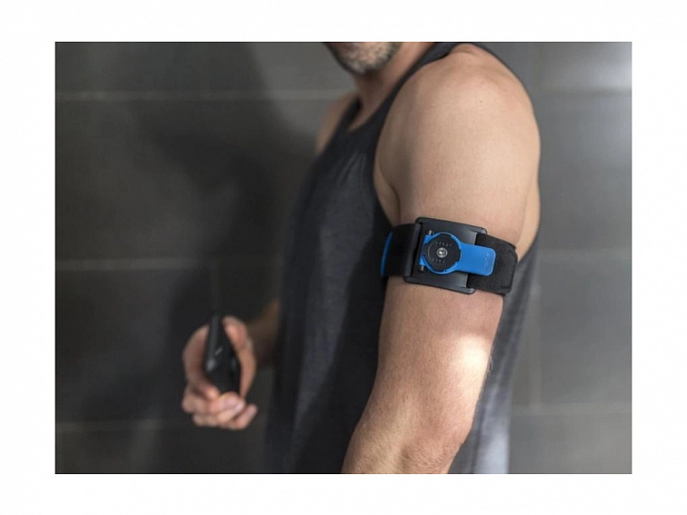 Detail držáku Quad Lock Sports Armband upnutého na paži běžce