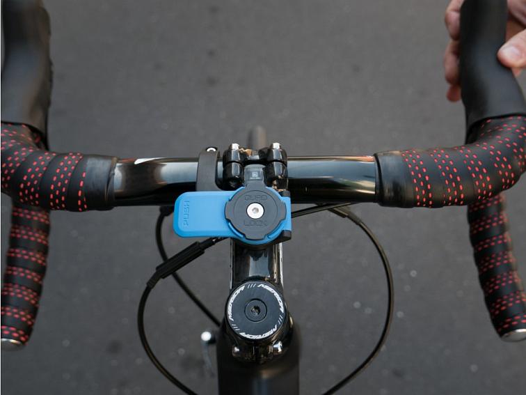 Držák Quad Lock Out Front Mount otočený a umístěný nad představcem