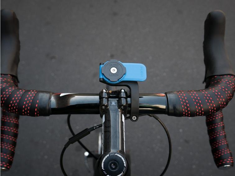 Držák Quad Lock Out Front Mount předsazený před silničními řídítky