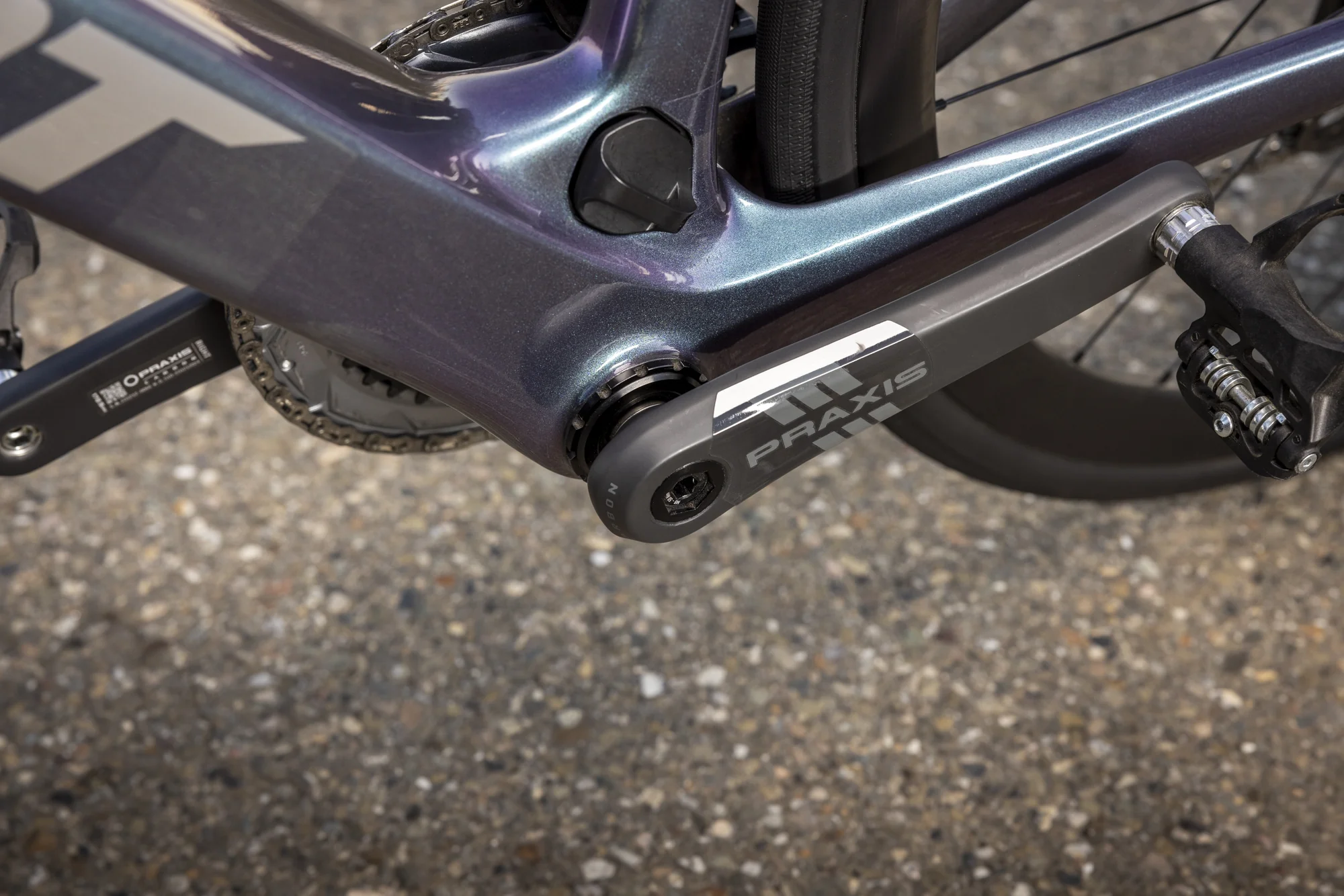 Kliky Praxis a spodní část karbonového rámu Giant Defy Advanced E+ Elite u středového složení