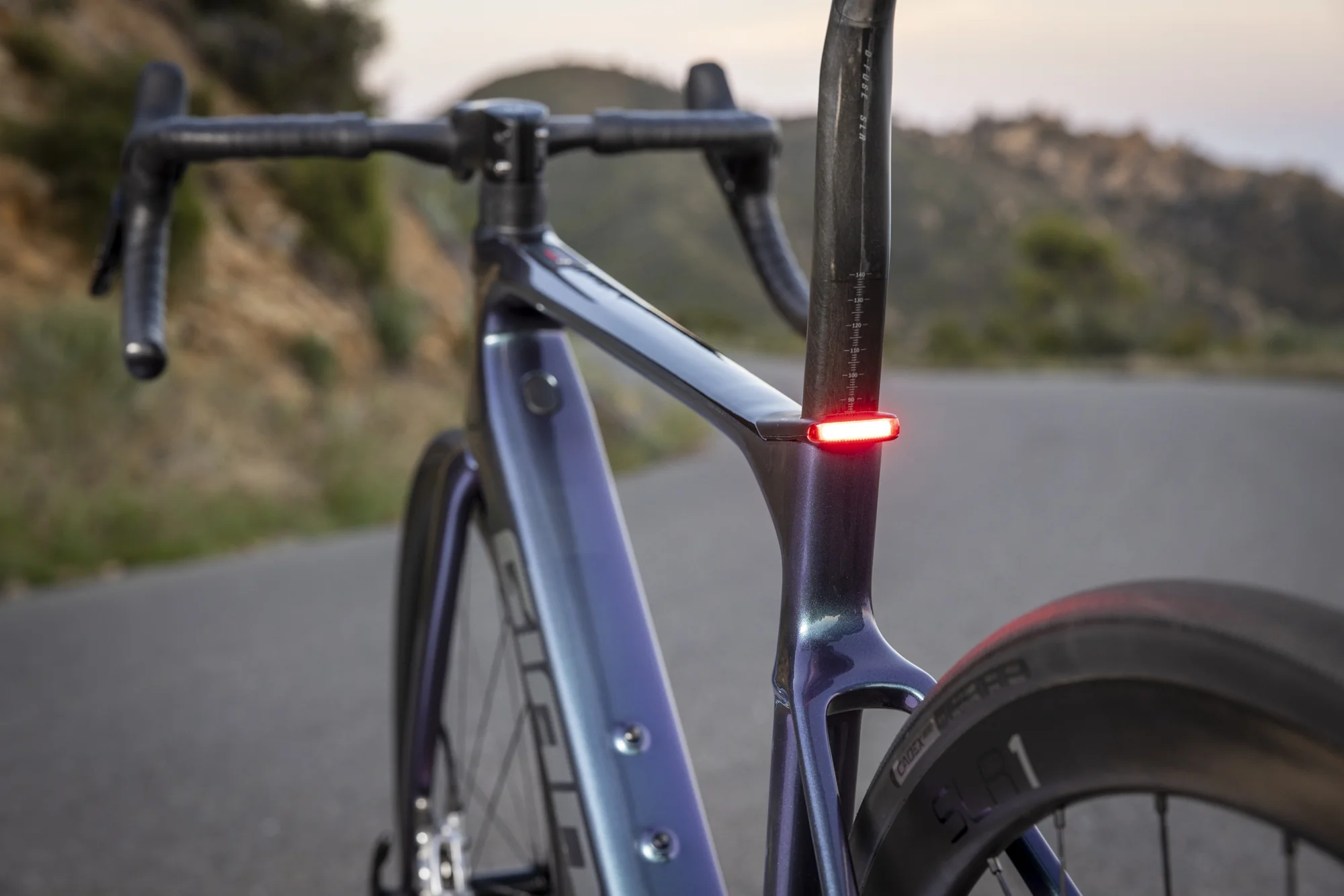 Řídítka D-Fuse, představec a sedlová trubka se zadním světlem na elektrokole Giant Defy Advanced E+ Elite