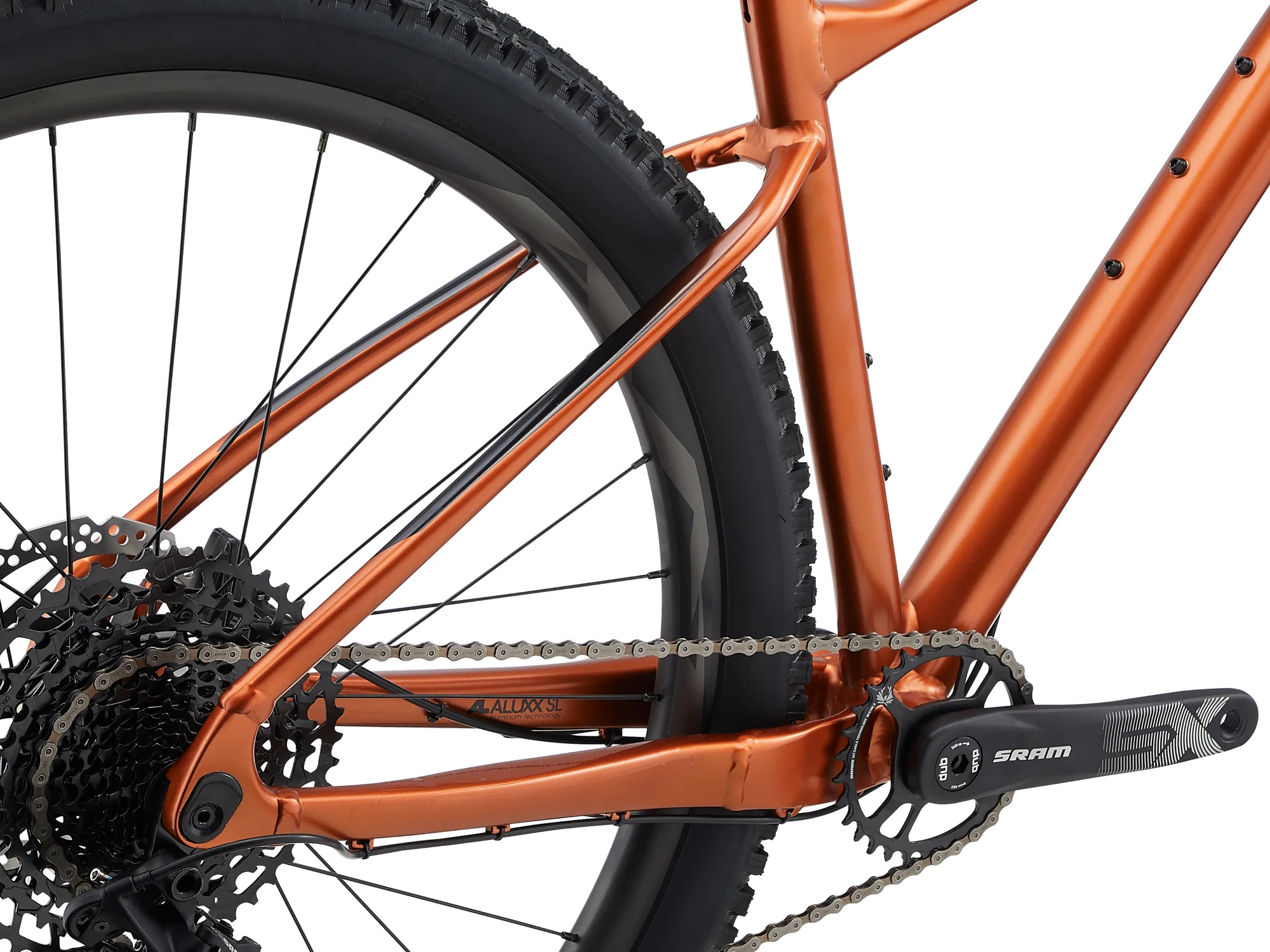Zadní stavba rámu Giant Fathom 29 1 v barvě Amber Glow s řetězovou vzpěrou a zadním pláštěm