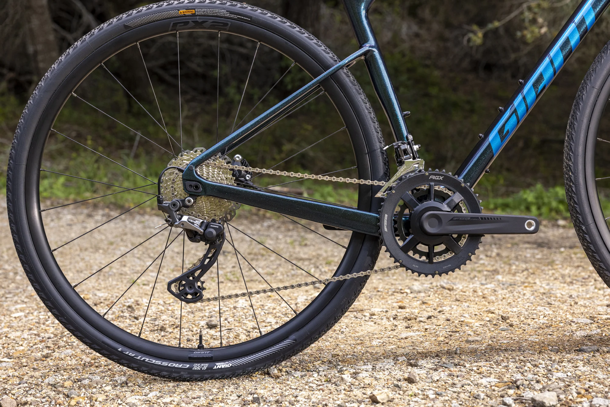 Zadní kolo, přehazovačka a kliky s dvěma převodníky na karbonovém gravelu Giant Revolt Advanced