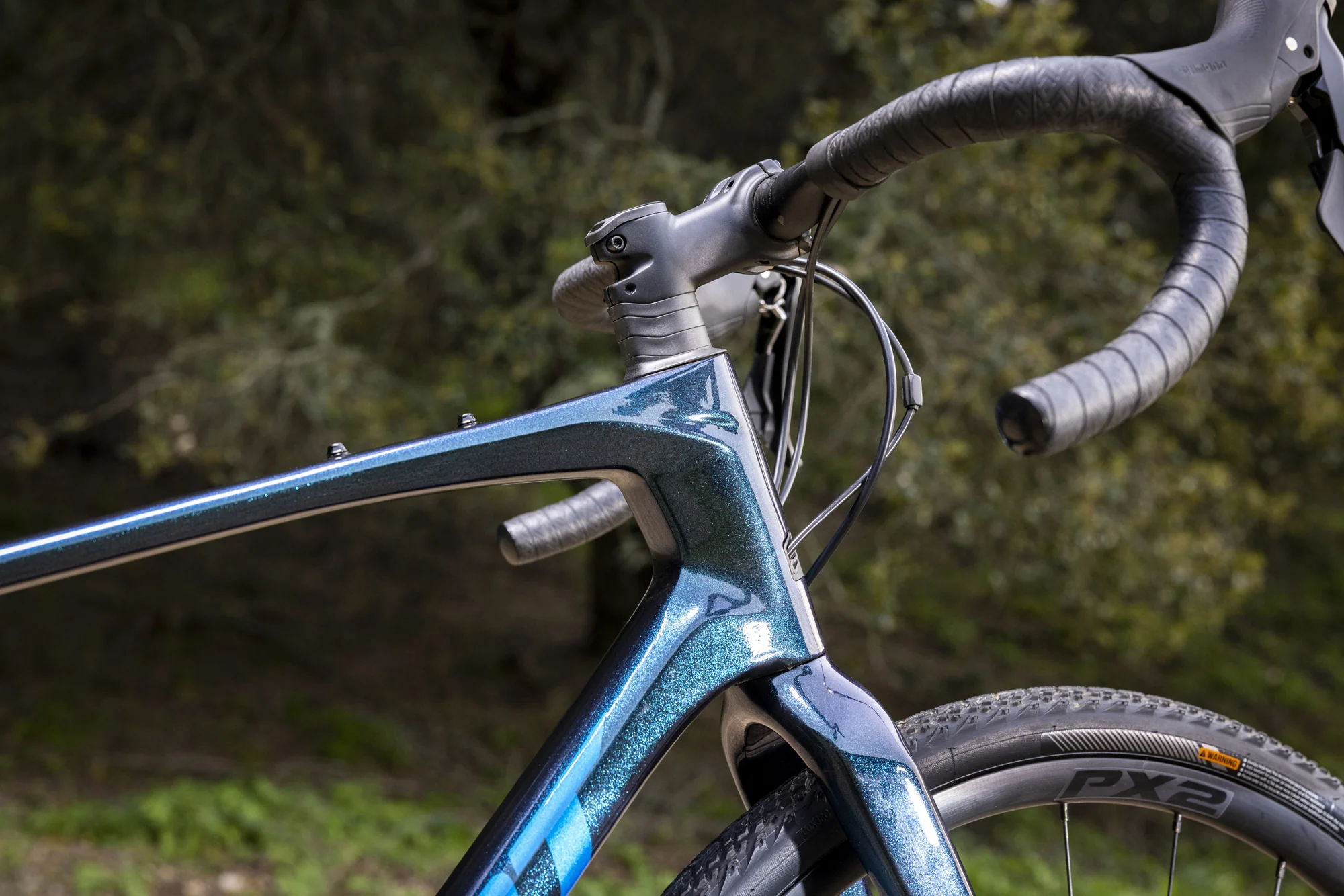 Hlavová trubka, vidlice a řídítka karbonového gravelu Giant Revolt Advanced