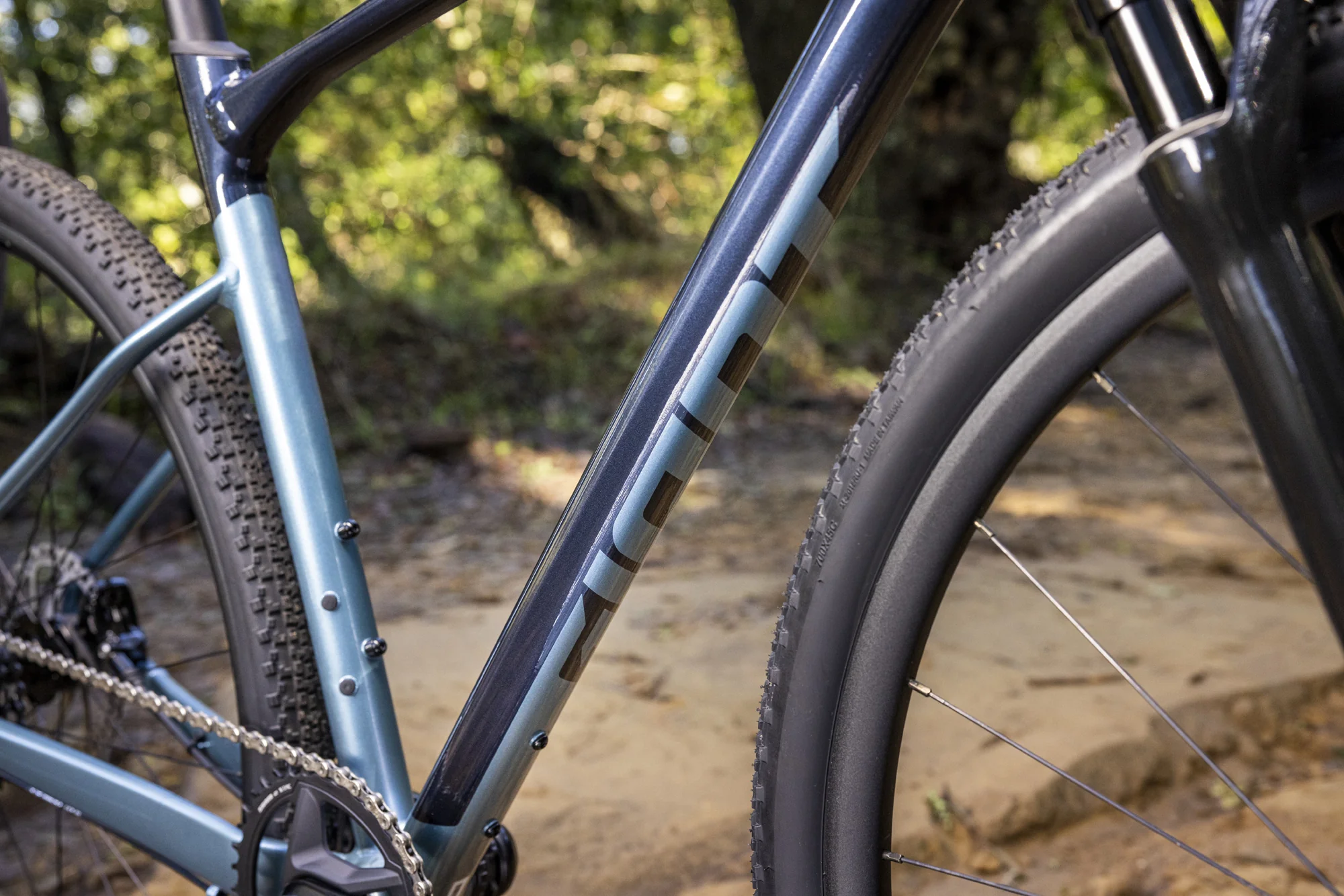 Spodní a sedlová trubka hliníkového rámu Giant Revolt X 1 v barvě Cold Night s řetězovou vzpěrou