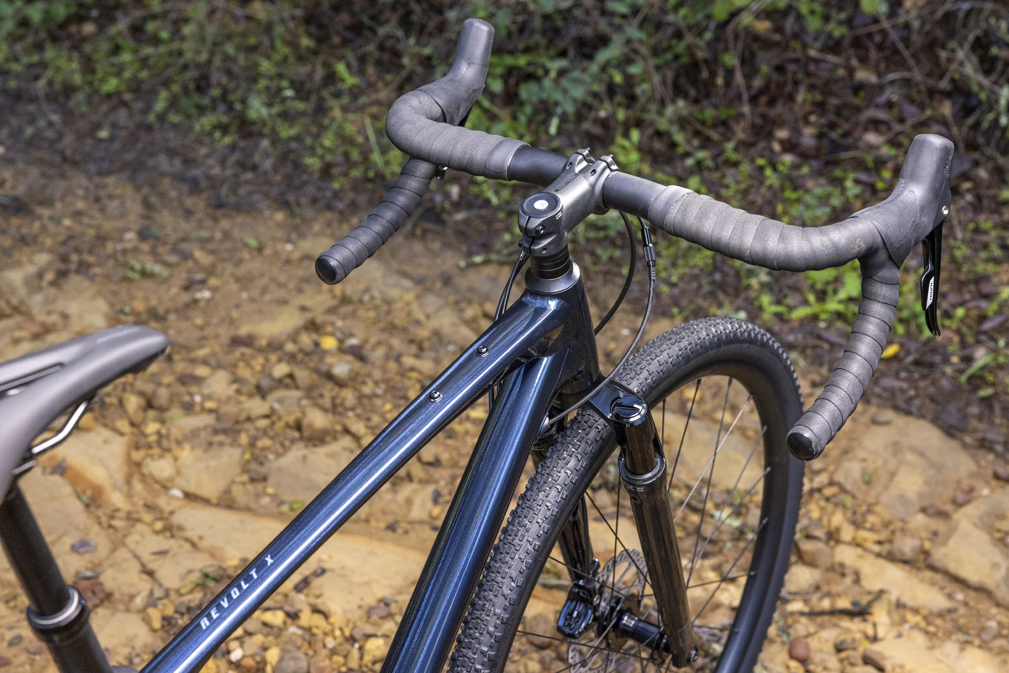 Řídítka, představec a teleskopická sedlovka na gravelovém kole Giant Revolt X 1