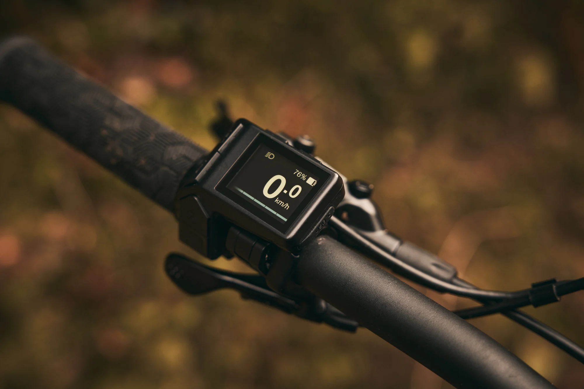 Ovládací jednotka s barevným displejem RideControl Dash na řídítkách elektrokola Giant Stance E+