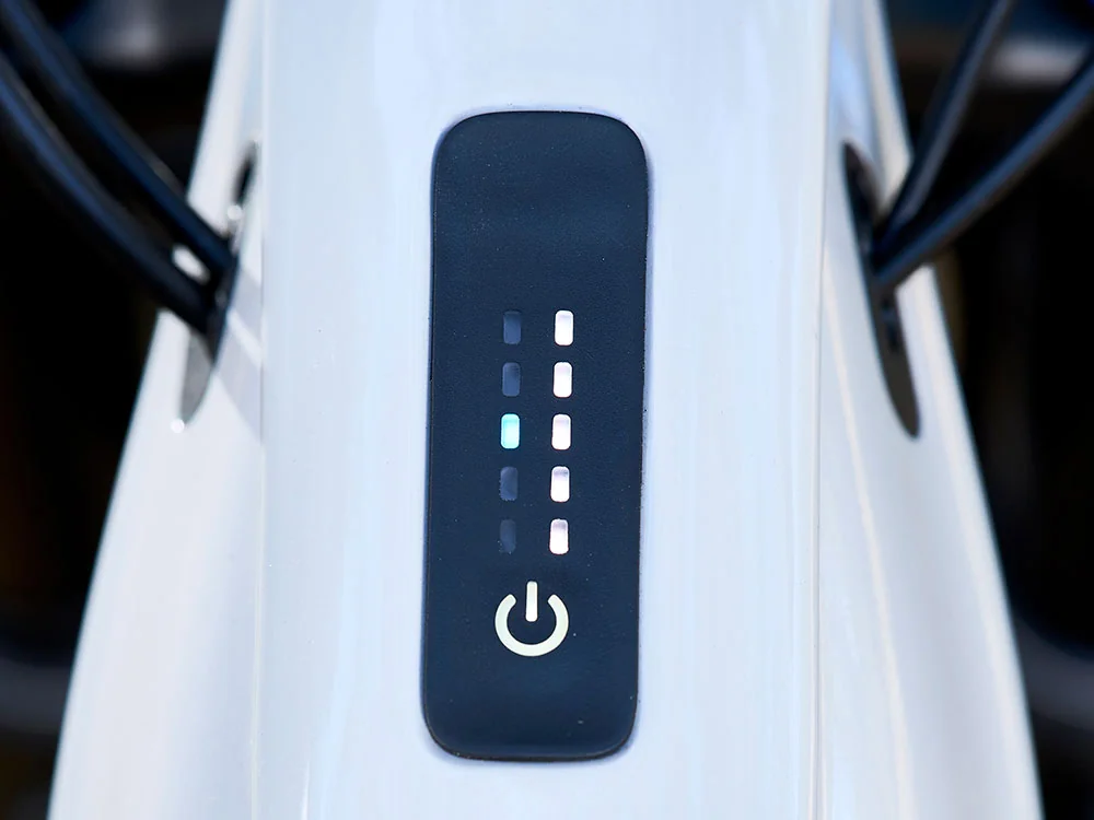 Tlačítko Giant RideControl GO se dvěma řadami LED kontrolek v horní rámové trubce