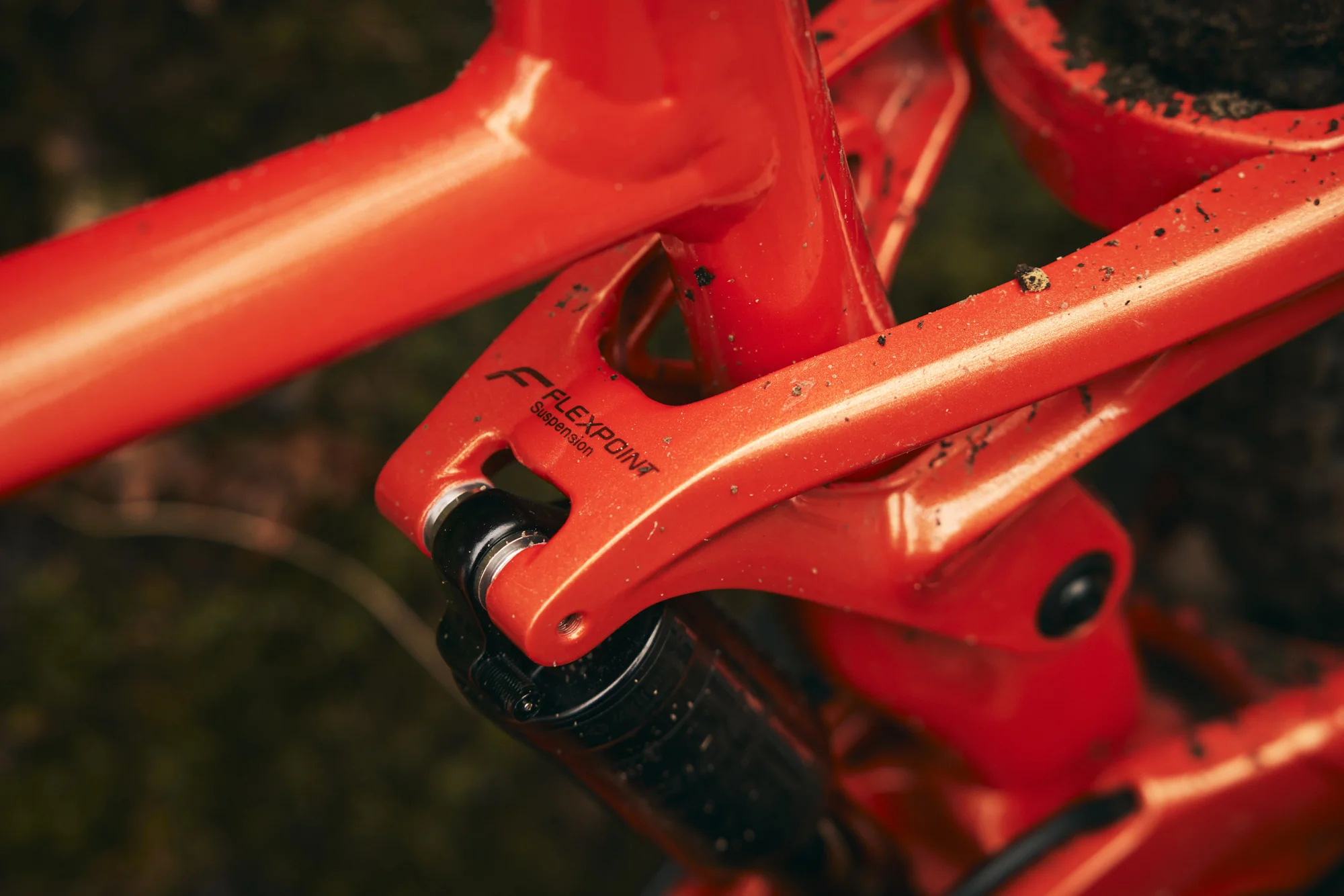 Detail zadního odpružení FlexPoint s logem na vahadle rámu Giant Stance E+