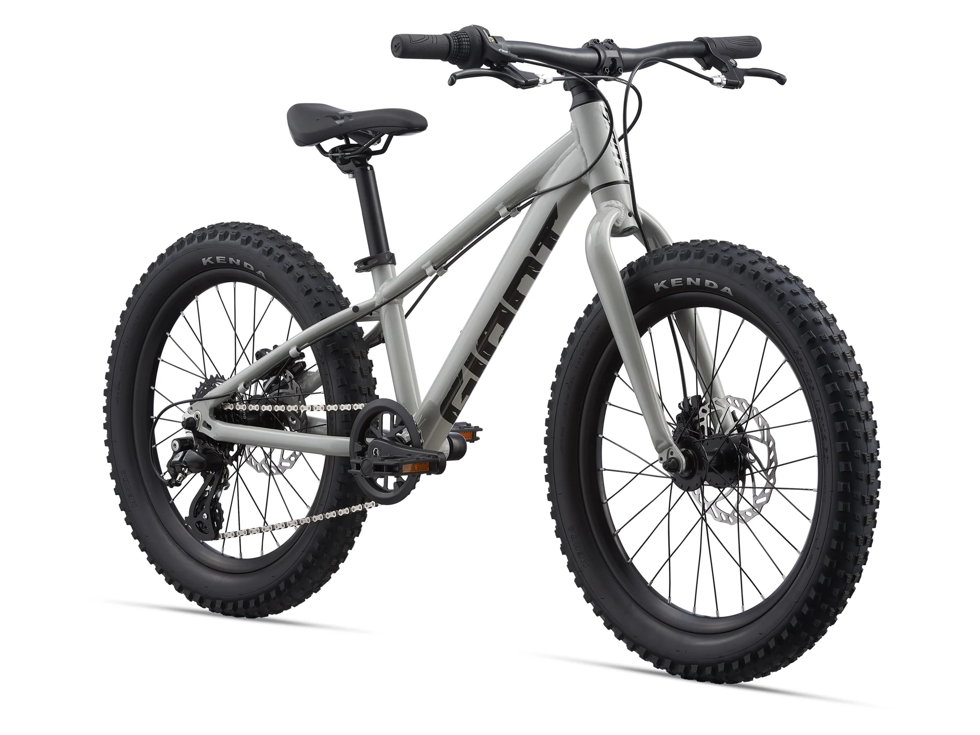 Dětské kolo Giant STP 20 v šedé barvě Concrete zepředu, s 20palcovými koly s terénními pláštěmi Kenda a kotoučovými brzdami