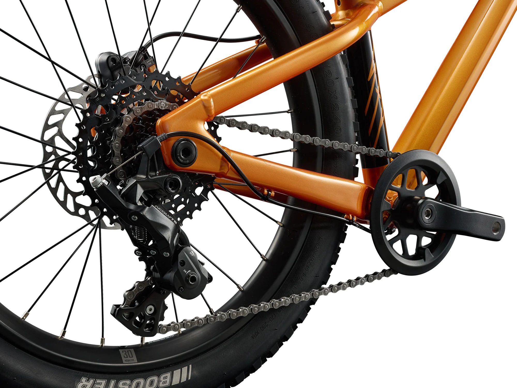 Detail kazety, přehazovačky, kliky a zadního kotouče na kole Giant STP 20 v barvě Metallic Orange