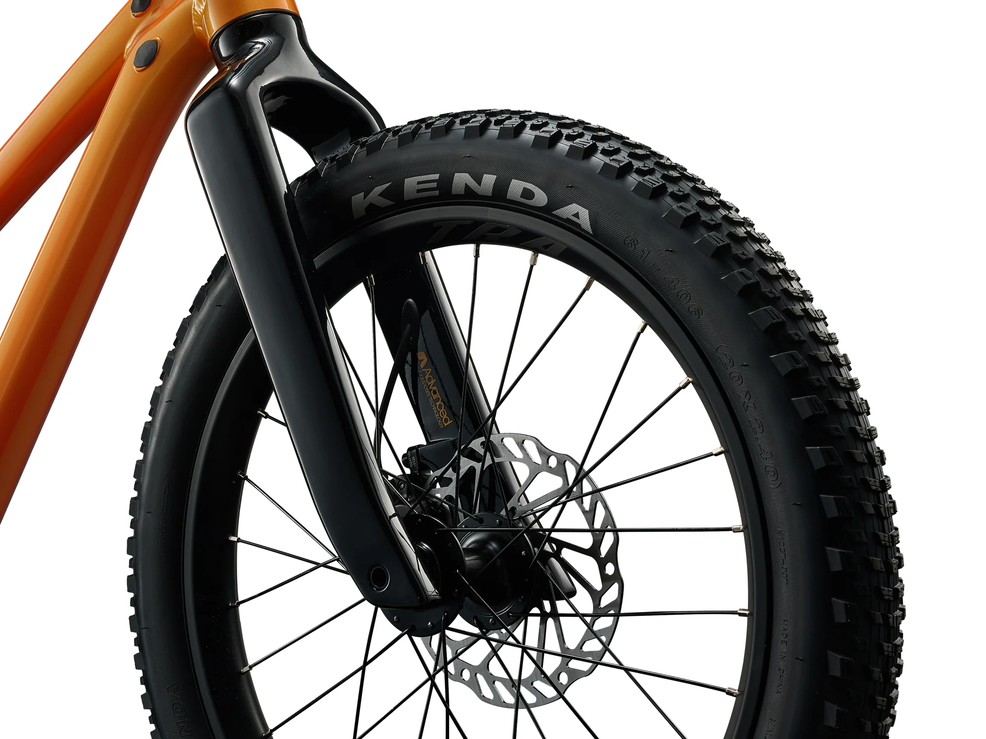 Karbonová pevná vidlice, přední kotouč a plášť Kenda na kole Giant STP 20 v barvě Metallic Orange