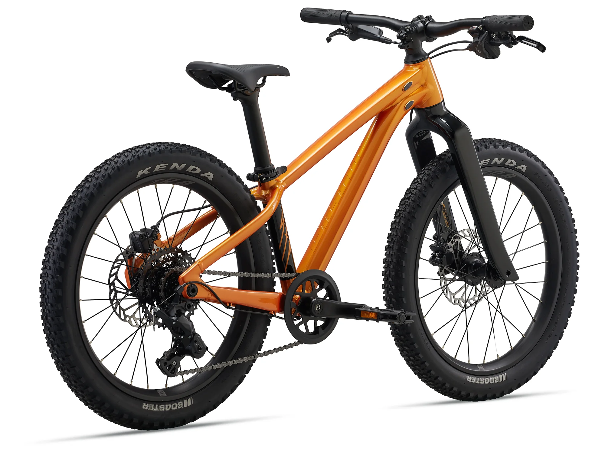 Giant STP 20 v barvě Metallic Orange z polobočního pohledu zepředu, studiová fotografie