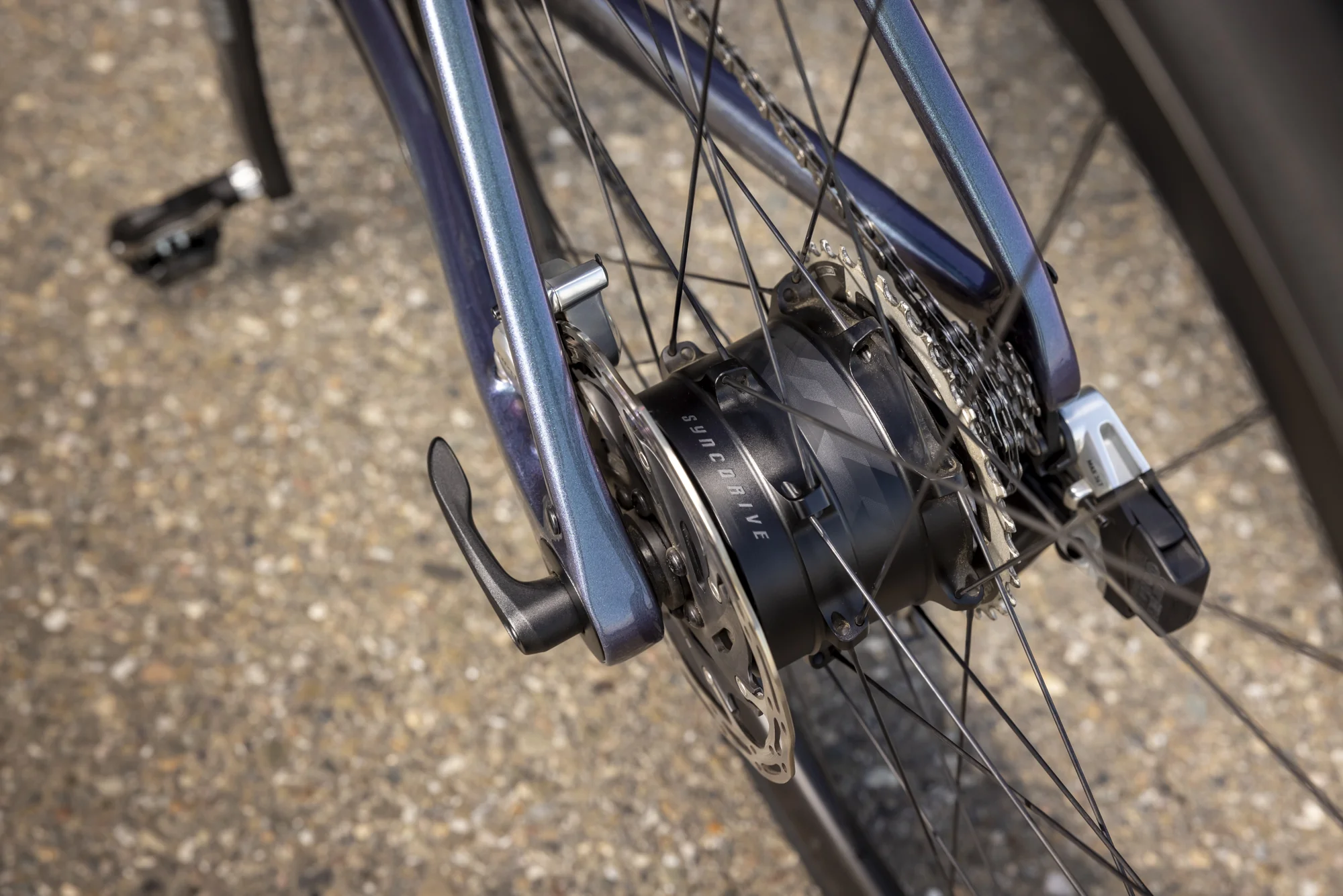 Motor SyncDrive Move Plus v zadním náboji silničního elektrokola Giant Defy Advanced E+ Elite