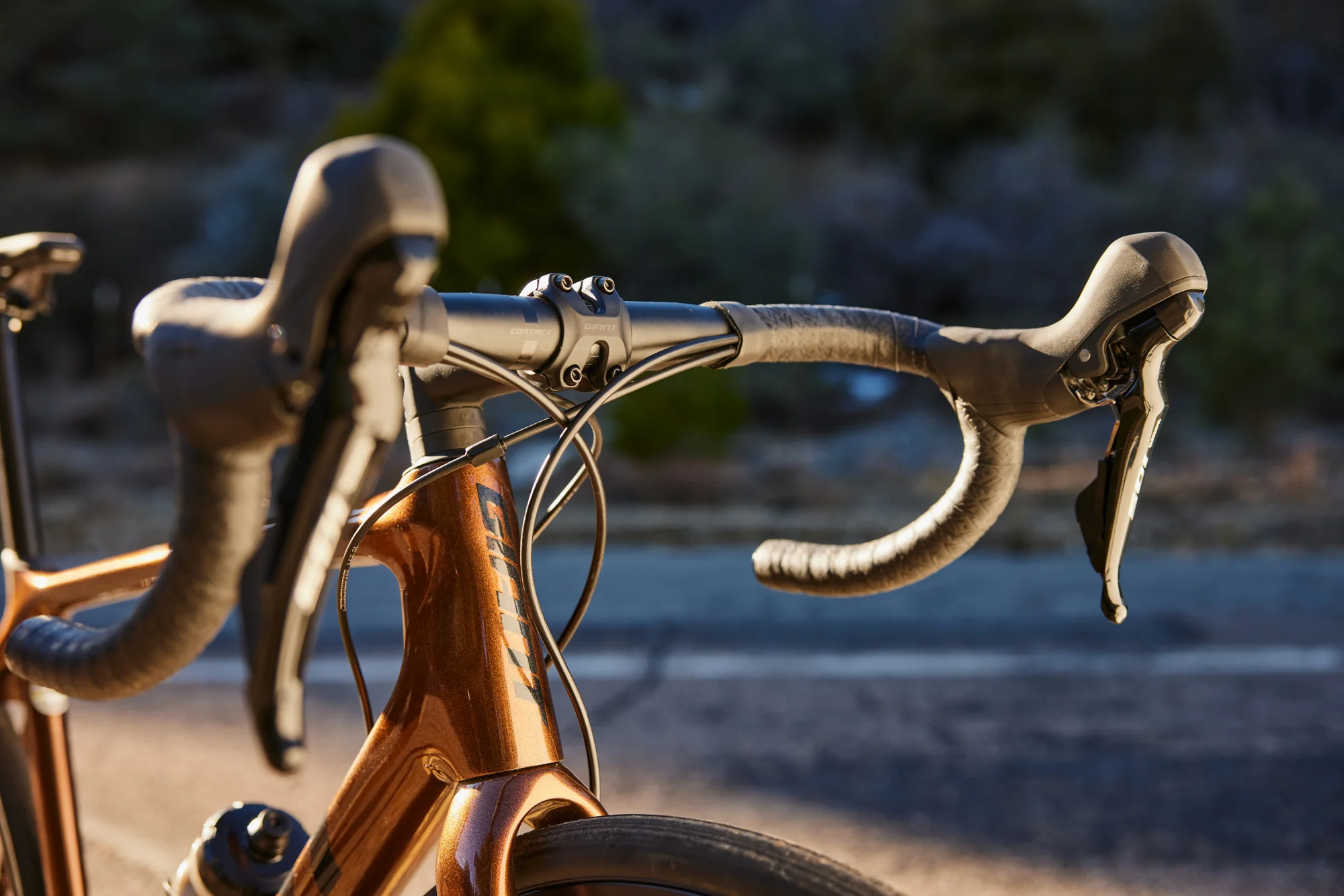 Řadicí a brzdová páka Shimano 105 na řídítkách kola Giant TCR Advanced 2 Disc-Pro Compact