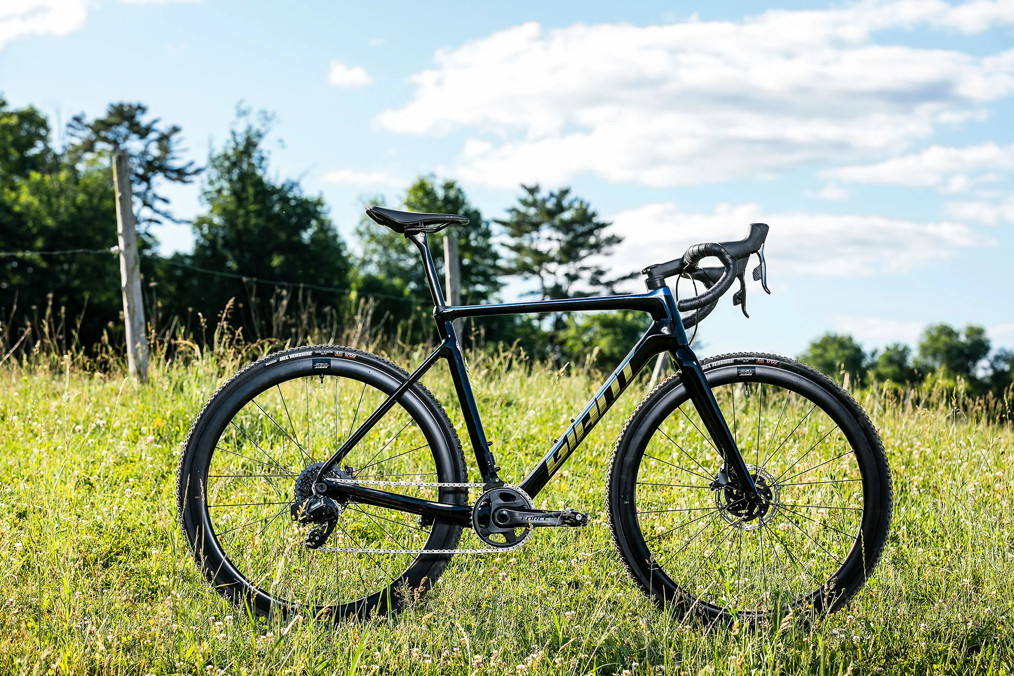Cyklokrosové kolo Giant TCX Advanced Pro na zelené louce za slunečného dne