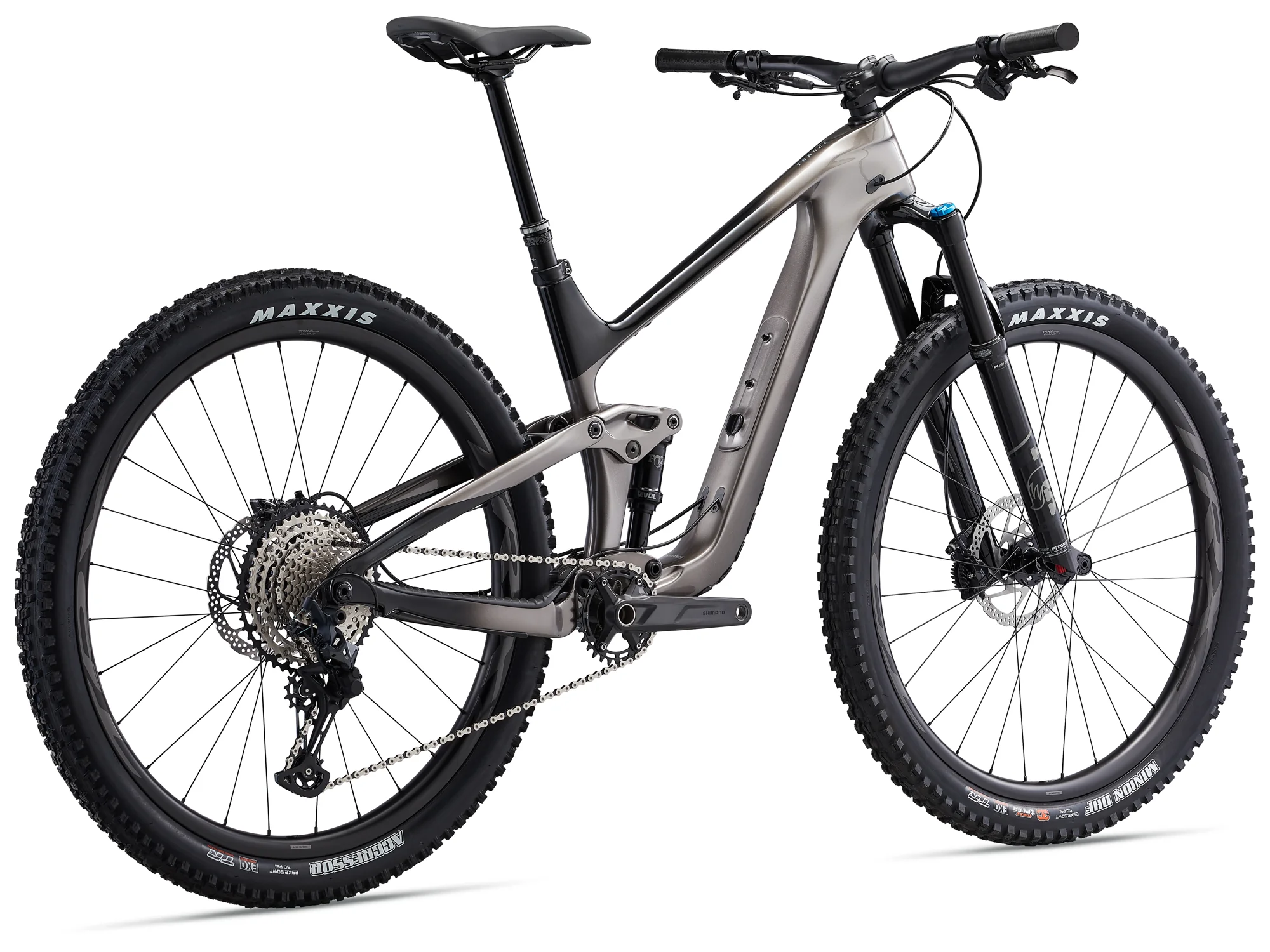Giant Trance Advanced Pro 29 2 v barvě Metal ze tří čtvrtin zepředu, vidět přehazovačka, kazeta a brzdový kotouč