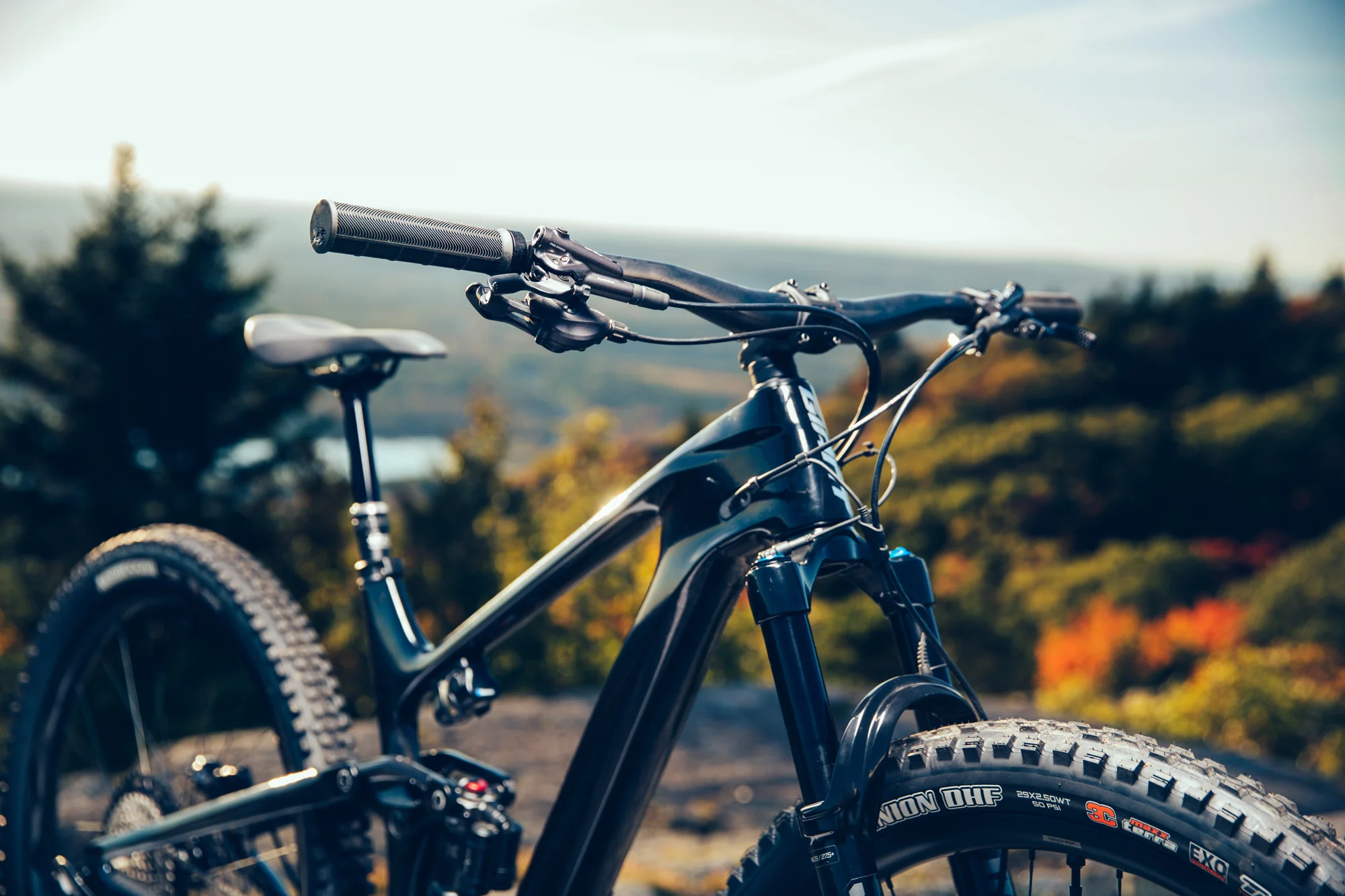 Řídítka, sedlo a přední část karbonového rámu kola Giant Trance Advanced Pro 29 na vyhlídce