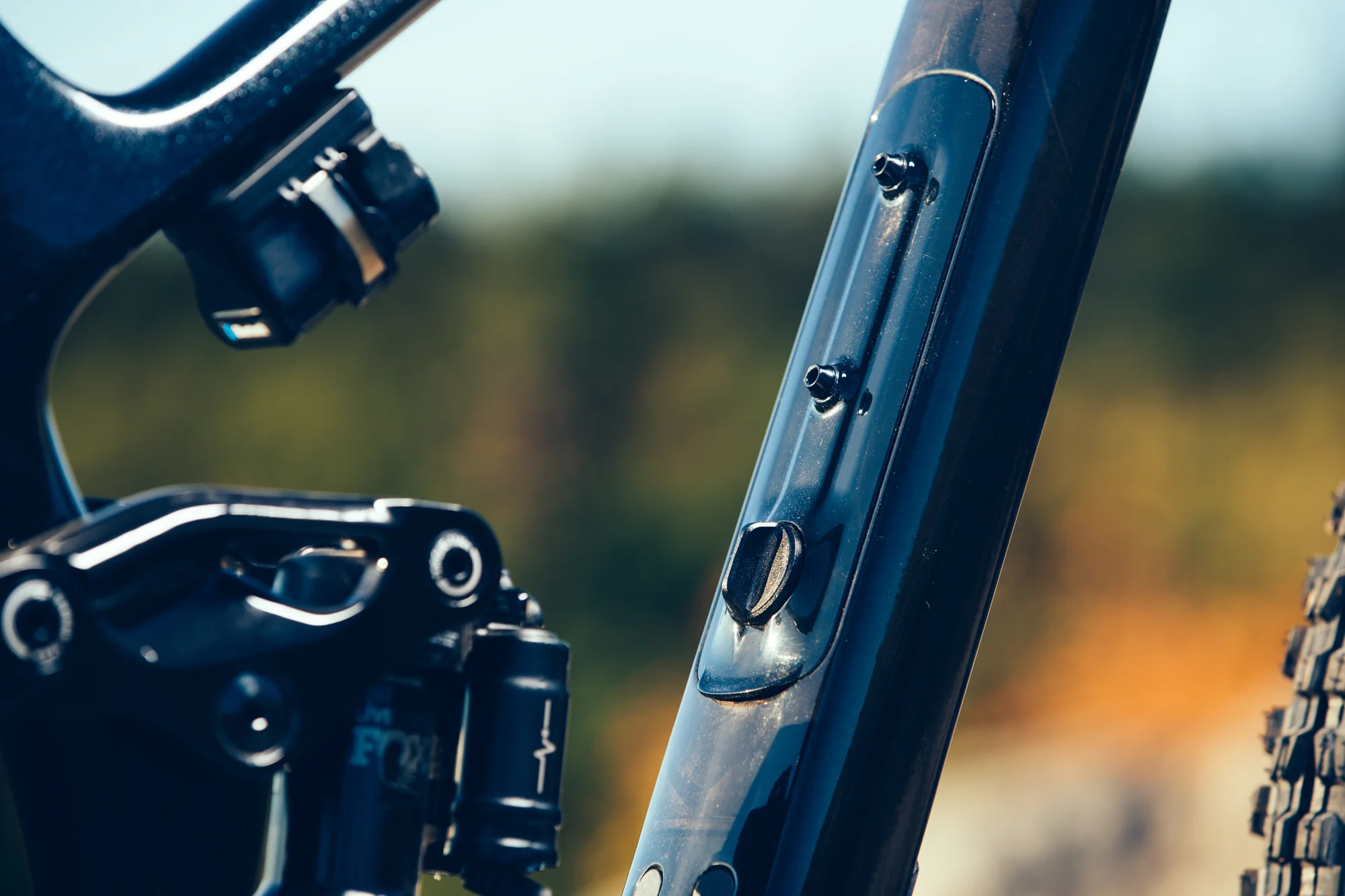 Karbonová spodní trubka rámu Giant Trance Advanced Pro 29 s poklopcem úložného prostoru