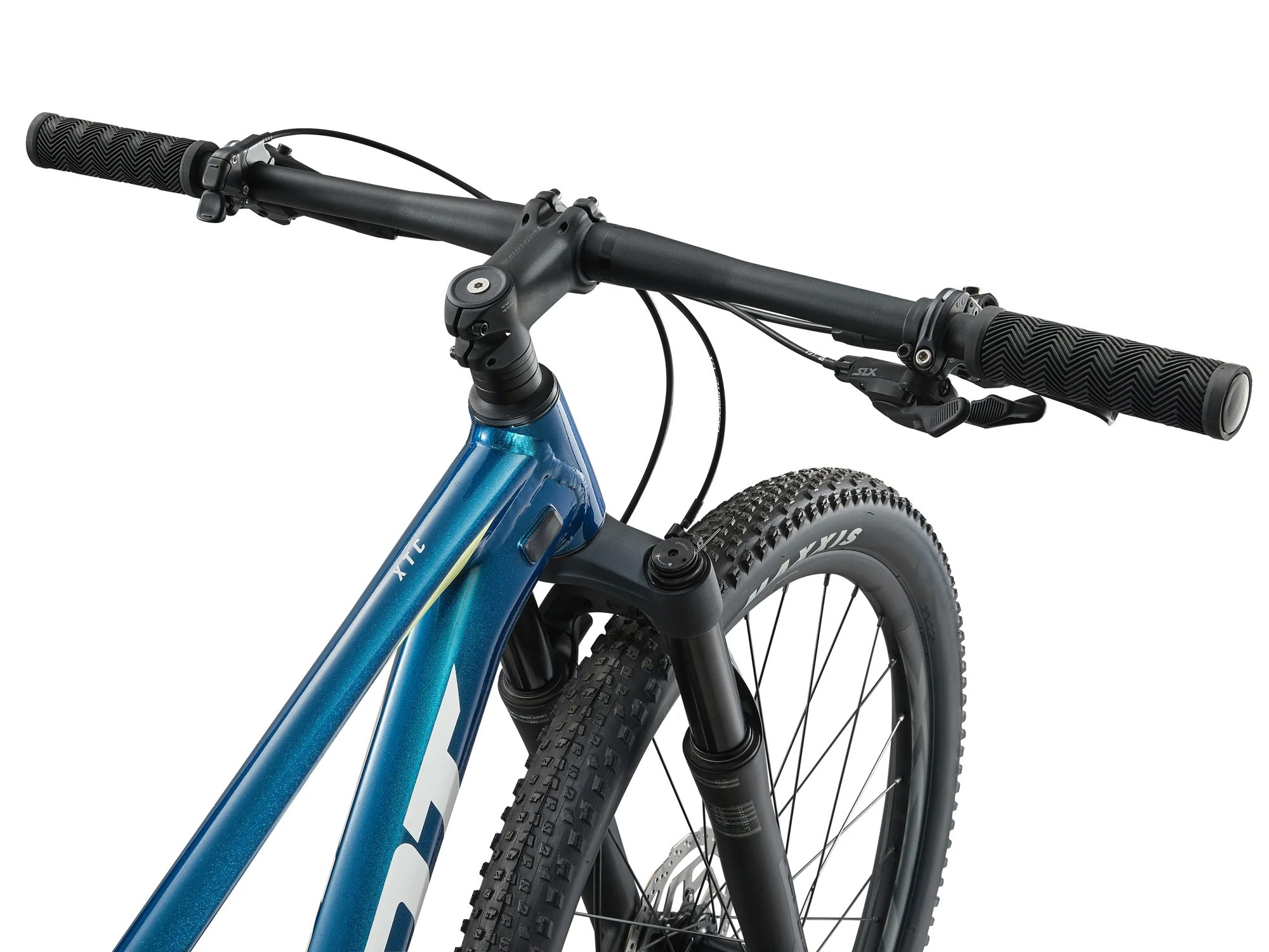 Řídítka s brzdovou pákou a hlavová trubka rámu na kole Giant XTC SLR 29 1, detail kokpitu