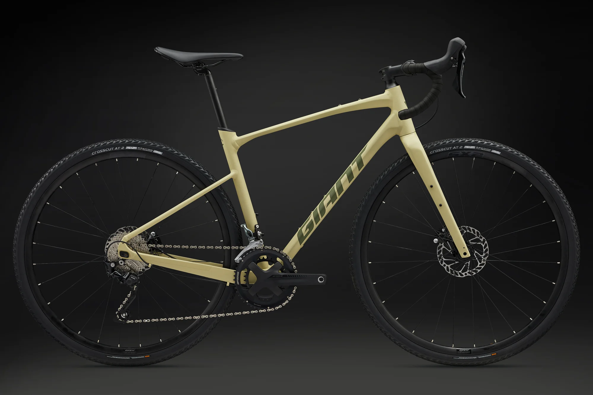 Gravel kolo Giant Revolt 1 v barvě Pale Olive na tmavém pozadí