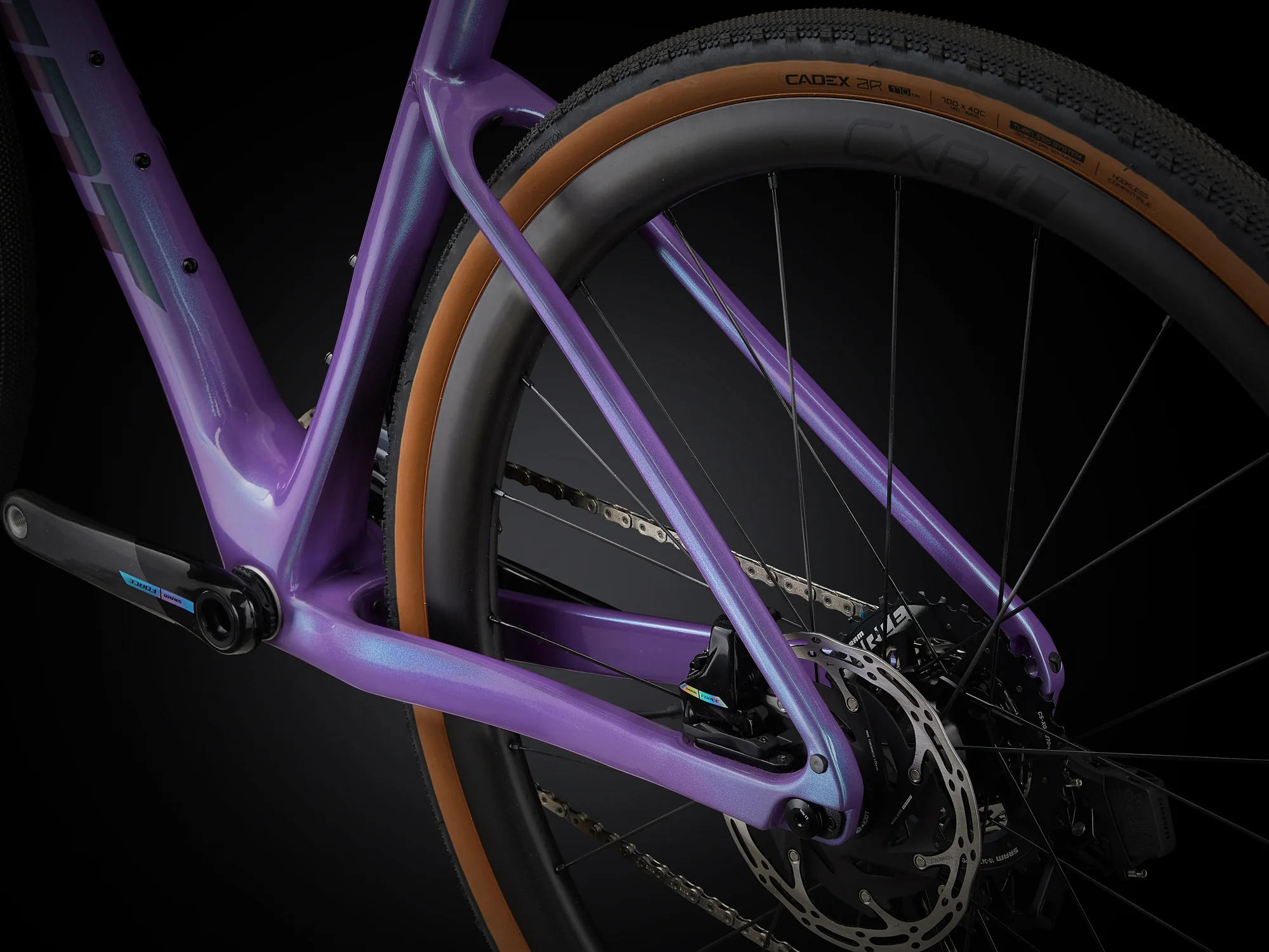 Zadní kolo s karbonovým ráfkem, plášť a kotoučová brzda na kole Giant Revolt Advanced Pro 0 v barvě Digital Blurple