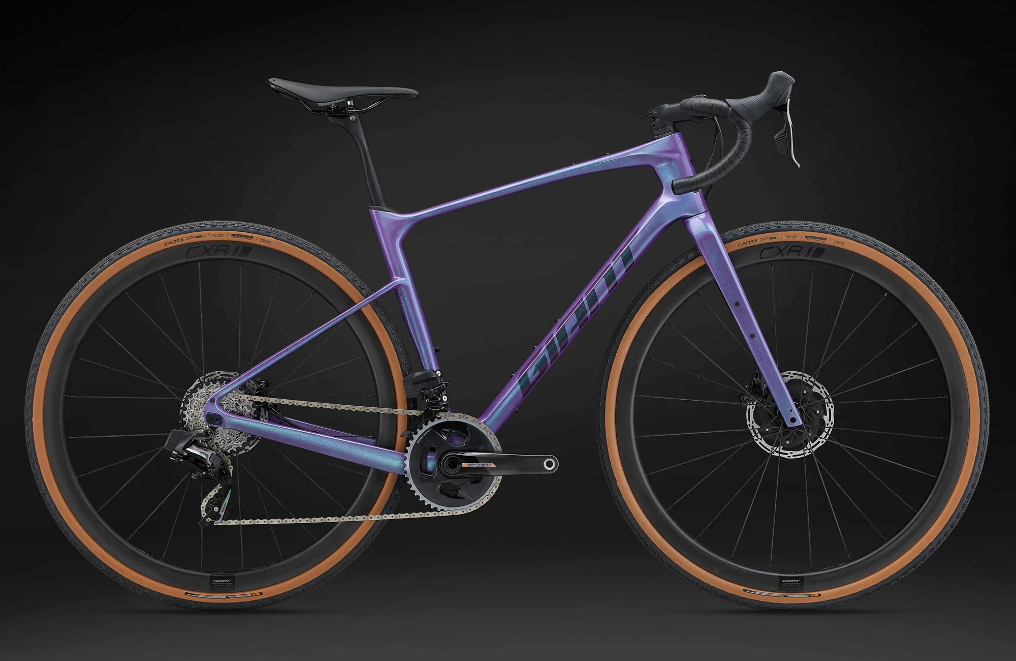 Giant Revolt Advanced Pro 0 v barvě Digital Blurple z boku na tmavém pozadí