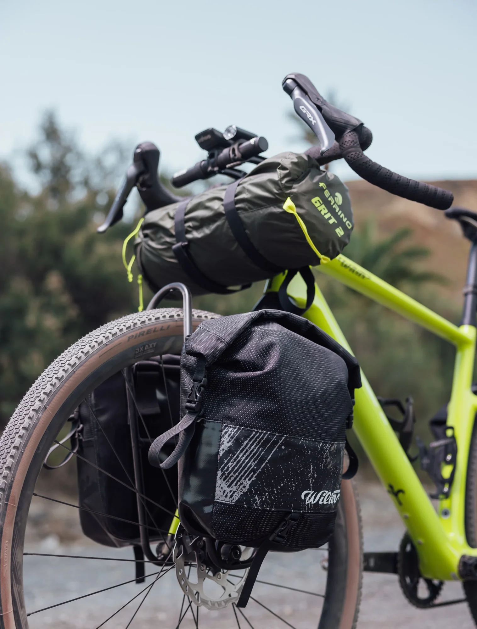 Brašna Wilier na předním nosiči a role na řídítkách kola Wilier Adlar