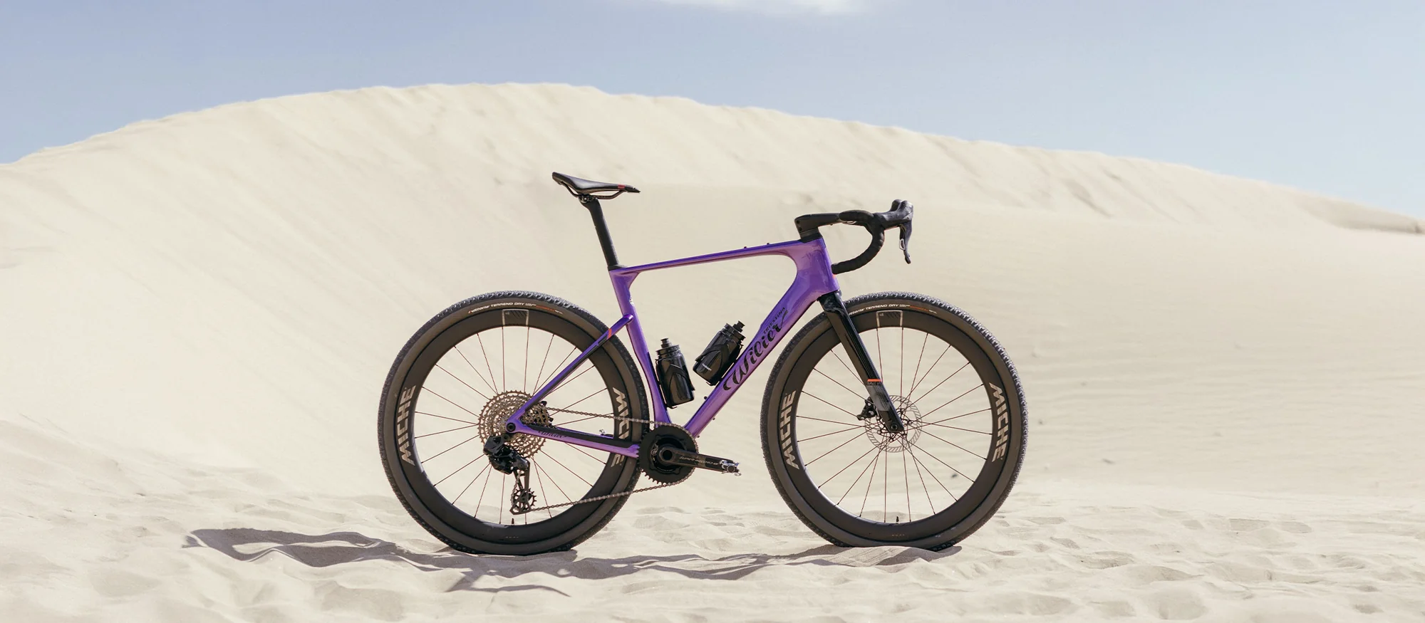 Gravelové kolo Wilier Rave SLR ID2 stojí na písečné duně