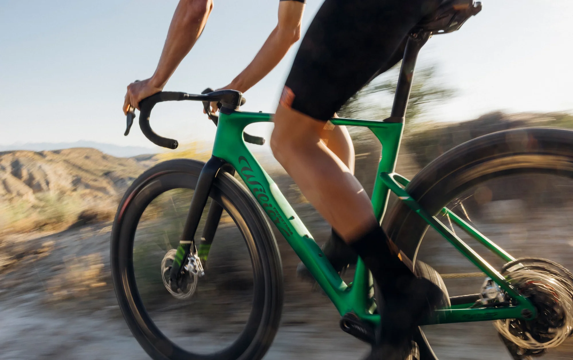 Jezdec na gravelovém kole Wilier Rave SLR ID2 v rychlé jízdě po šotolině v horách