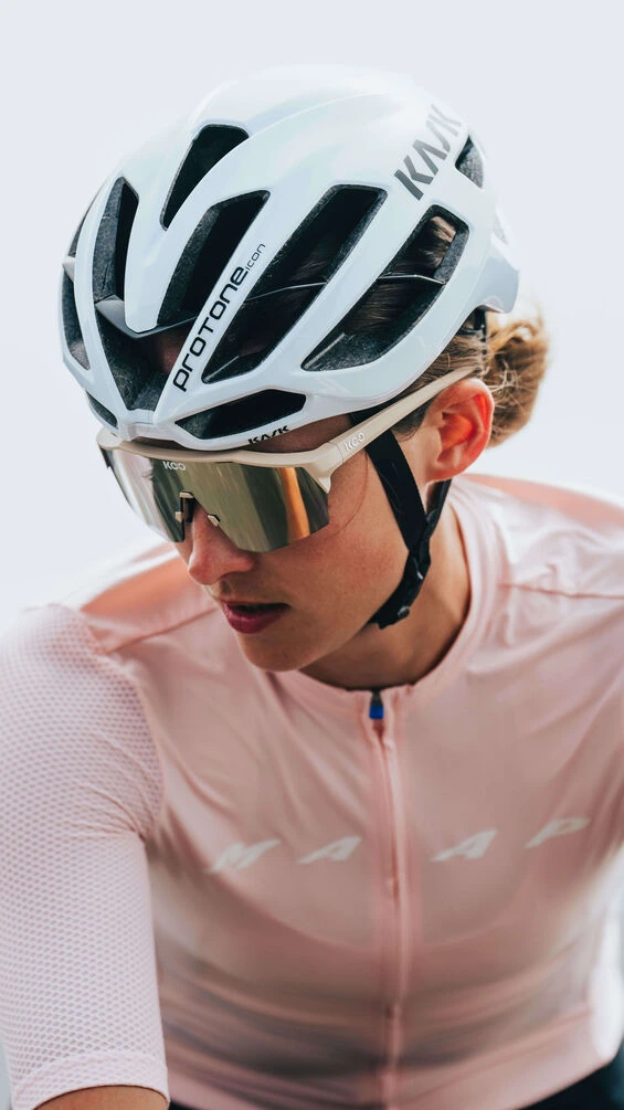 Detail helmy KASK Protone Icon s logem na hlavě skloněné jezdkyně v brýlích
