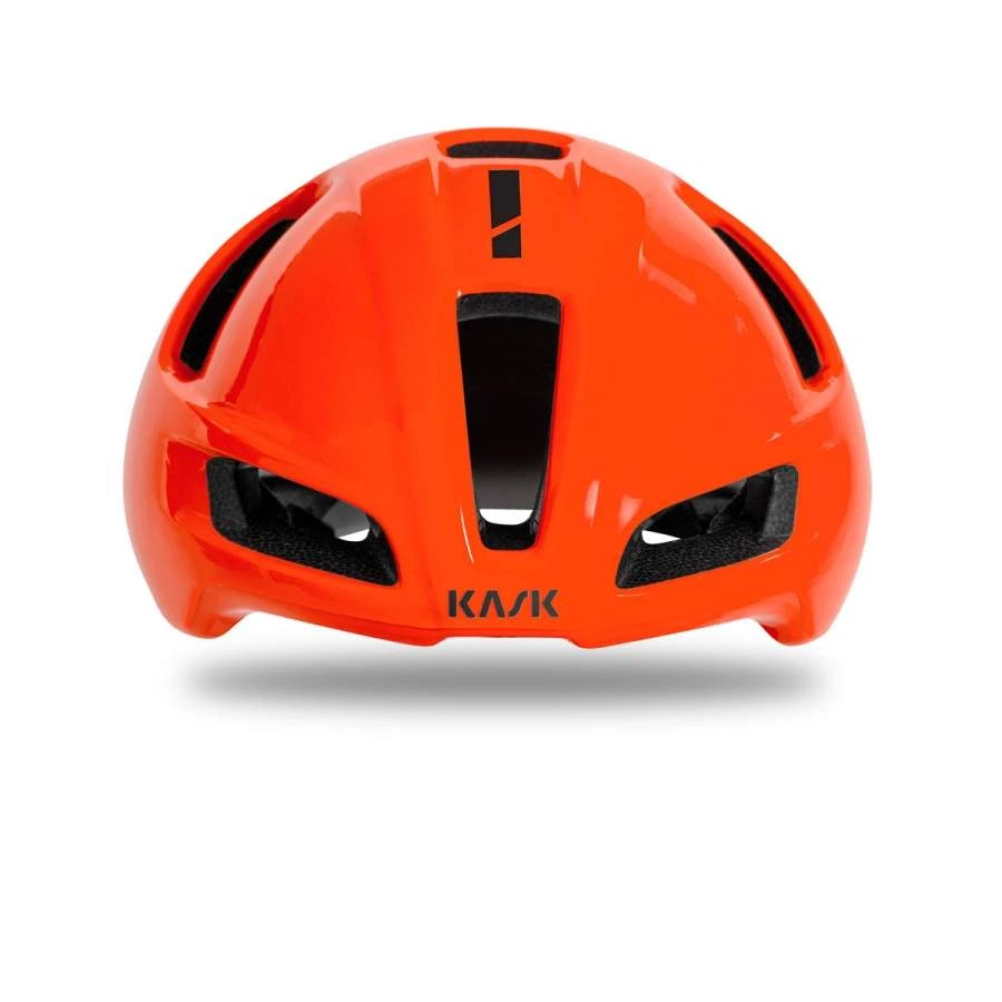 Helma KASK Utopia zepředu s ventilačními otvory a logem KASK