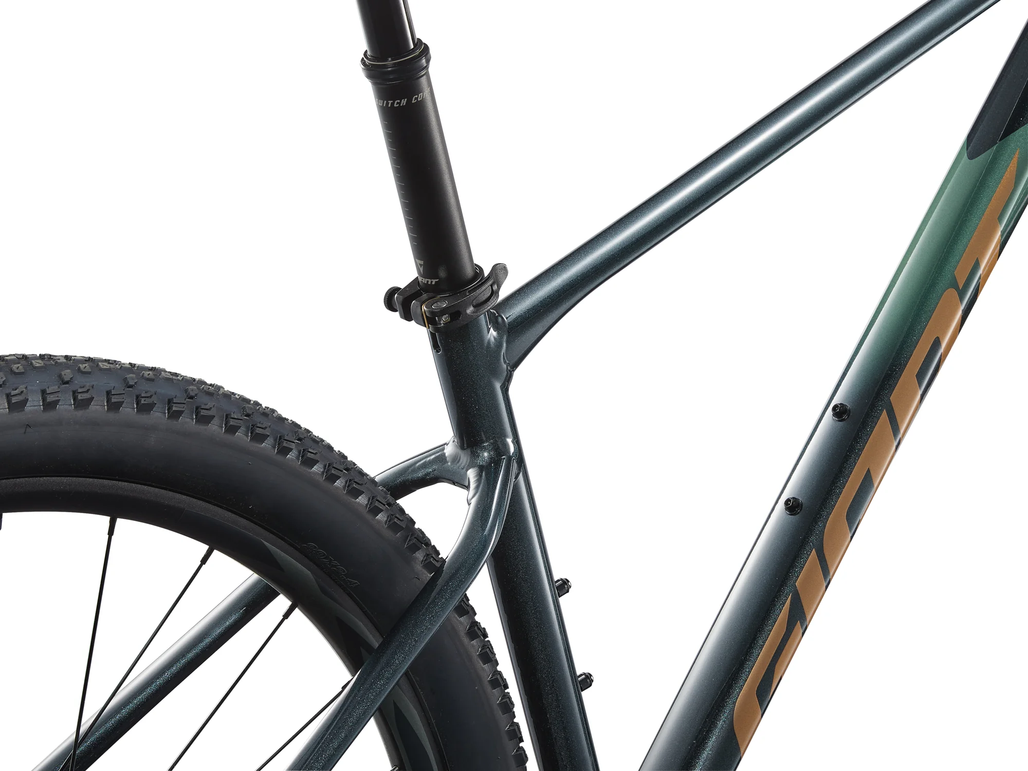 Detail rámu v místě sedlové trubky s teleskopickou sedlovkou a pláštěm Maxxis na kole Giant XTC SLR 29 1