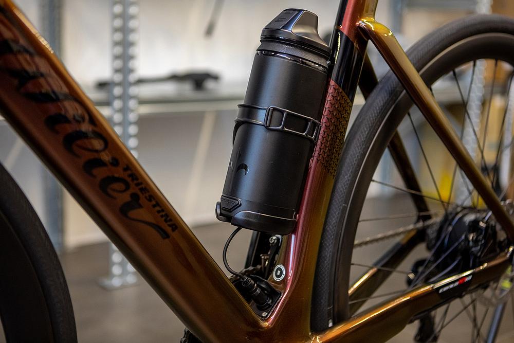 Přídavná baterie Mahle Range Extender v držáku lahve