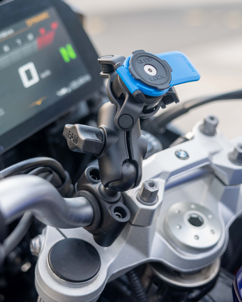 Kulový adaptér Quad Lock s tlumičem vibrací v rameni RAM na základně u řídítek motocyklu (tlumič vibrací, rameno a základna se prodávají zvlášť)