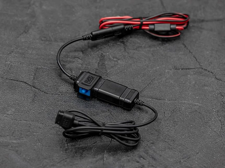Obsah balení adaptéru Quad Lock 12V to USB – adaptér, kabel SAE s pojistkou, krytka a stahovací pásky