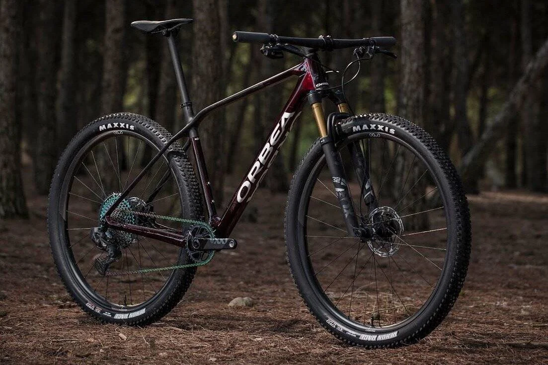 Karbonový rám Orbea Alma se štíhlými sedlovými vzpěrami